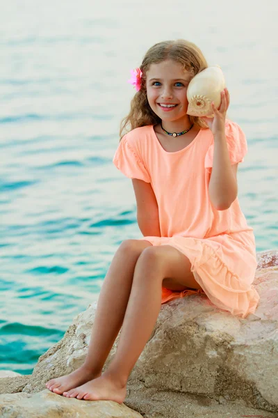 Sommerstrand, Sommerfreude - schönes Mädchen mit Muschel am Strand — Stockfoto