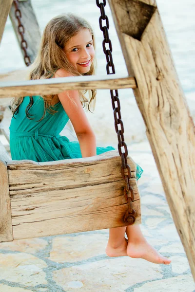 Zomervakanties, zomer joy - mooi meisje in het beach resort — Stockfoto