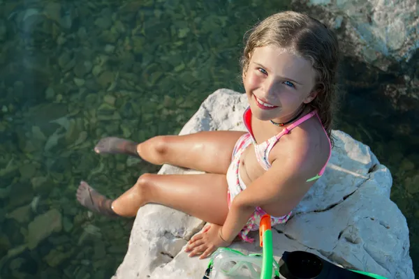 Joie estivale, plage - jeune fille plongeuse dans la mer — Photo