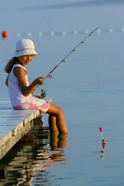 Рыбалка - прекрасная девушка рыбалка на пирсе — стоковое фото