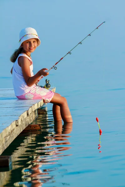 Pesca - bella ragazza pesca sul molo — Foto Stock