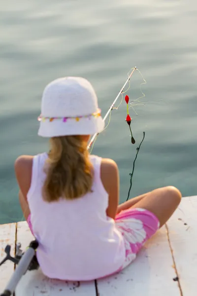 Angeln - schöne Mädchen angeln auf der Seebrücke — Stockfoto