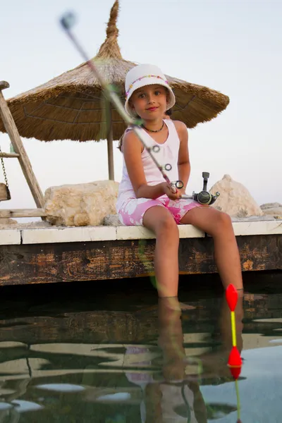 Pesca - linda pesca menina no cais — Fotografia de Stock