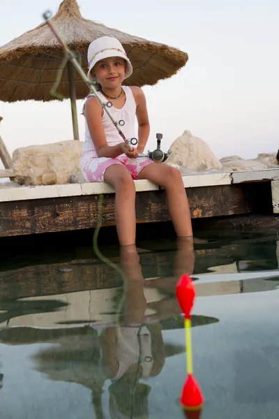 Pesca - chica encantadora pesca en el muelle —  Fotos de Stock