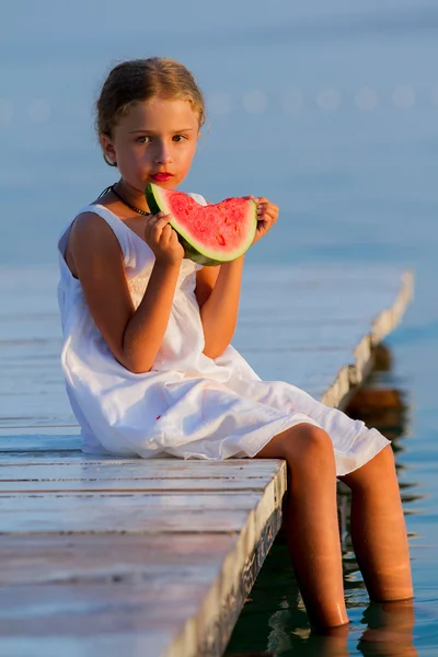 Letní radosti, krásnou dívku jíst čerstvé meloun na pláži — Stock fotografie