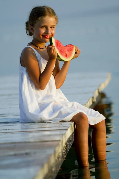 Letní radosti, krásnou dívku jíst čerstvé meloun na pláži — Stock fotografie