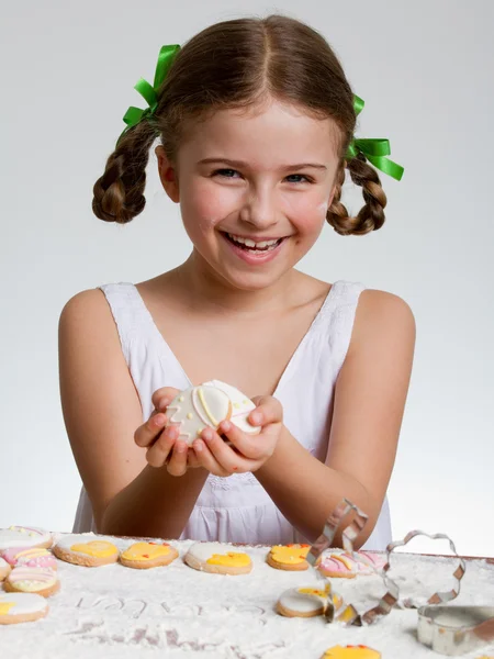 Frohe Ostern - schönes Mädchen backt Osterplätzchen lizenzfreie Stockbilder