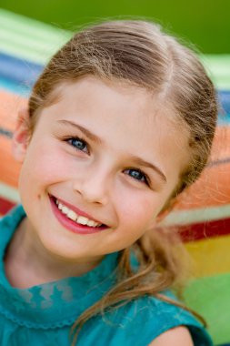 Yaz, dinlenme bahçesinde - renkli hamak güzel kız