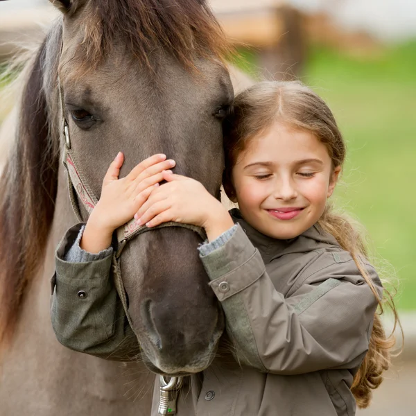 Caballo y chica encantadora — Foto de Stock