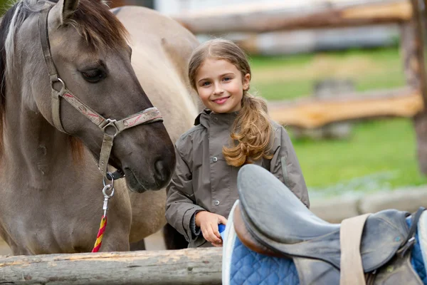 Cavalo e menina encantadora - melhores amigos — Fotografia de Stock