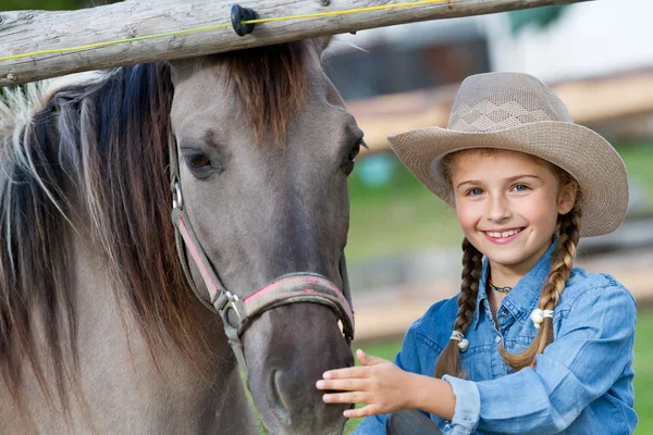 Ранчо - Прекрасная девушка с лошадью на ранчо — стоковое фото