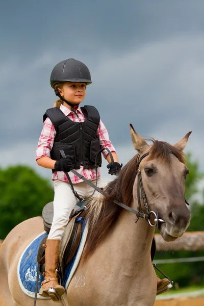 Equitación, chica ecuestre — Foto de Stock