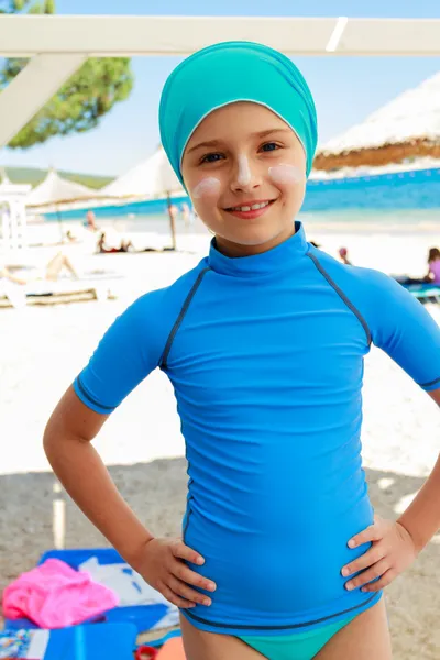Летний пляж - девушка-серфер на пляже — стоковое фото