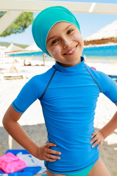 Летний пляж - девушка-серфер на пляже — стоковое фото