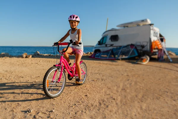 Desporto de verão, férias de verão - linda menina montando uma bicicleta costa marítima — Fotografia de Stock