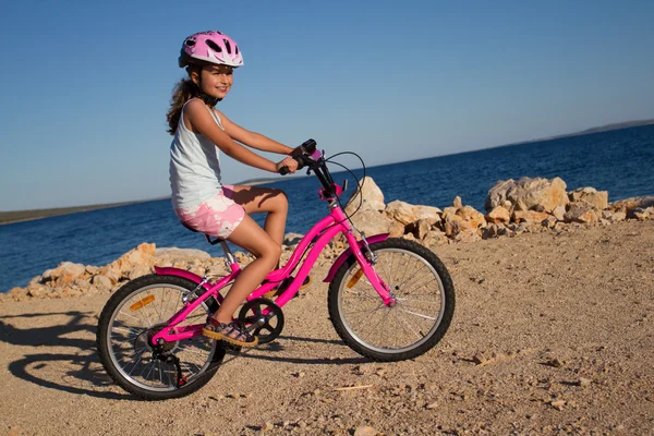 Летний спорт, летний отдых - прекрасная девушка на велосипеде на морском побережье — стоковое фото
