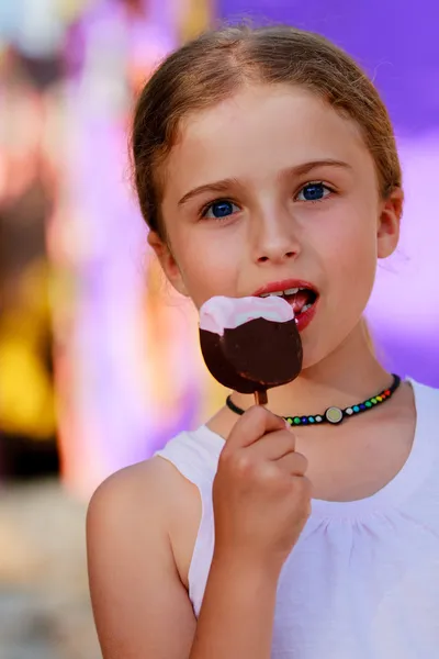 Καλοκαίρι χαρά - πορτρέτο του όμορφη κοπέλα με παγωτό — Φωτογραφία Αρχείου