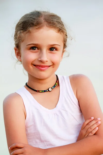 Férias de verão - Retrato de menina encantadora na praia — Fotografia de Stock