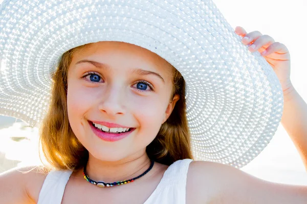 Summer vacation - Portrait of lovely girl on the beach — Stock Photo, Image