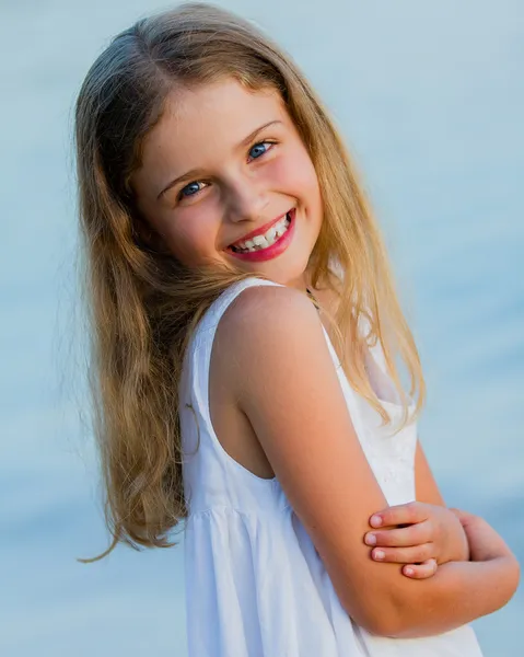 Zomervakantie - portret van mooie meisje op het strand — Stockfoto