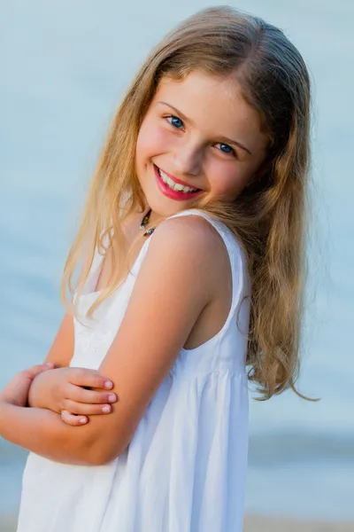 Sommerurlaub - Porträt eines hübschen Mädchens am Strand — Stockfoto