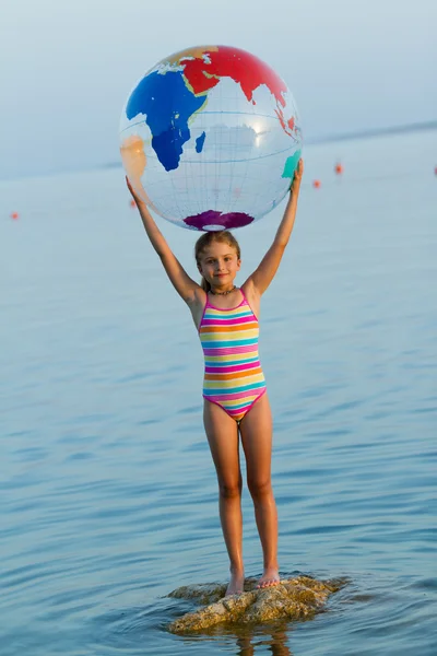 Summer game, young girl playing in the sea — Stock Photo, Image