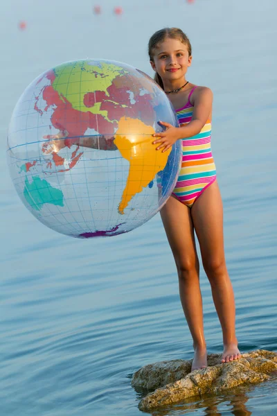 Summer game, young girl playing in the sea — Stock Photo, Image