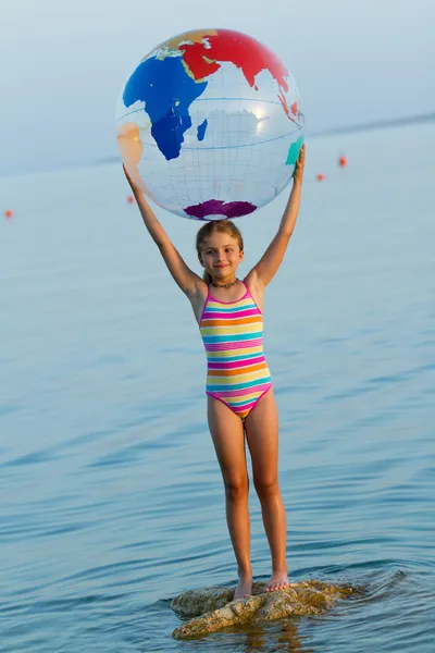Lata gry, młoda dziewczyna gra na morzu — Zdjęcie stockowe