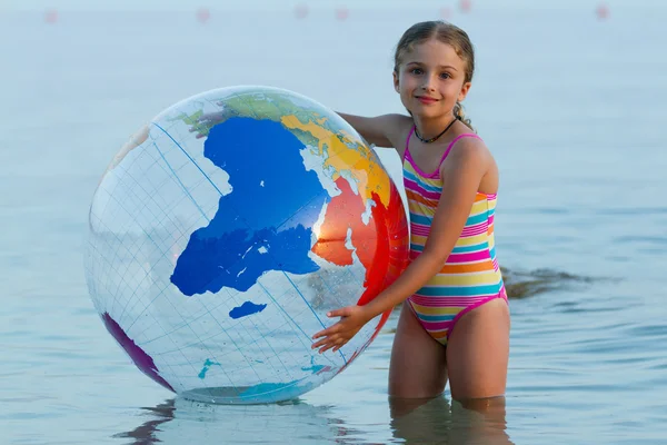 Sommar spel, unga flicka som leker i havet — Stockfoto
