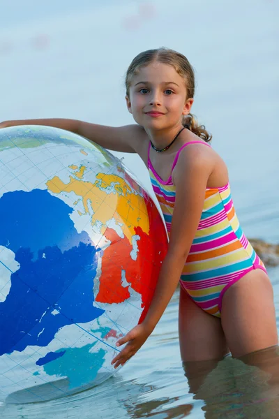 Summer game, young girl playing in the sea — Stock Photo, Image