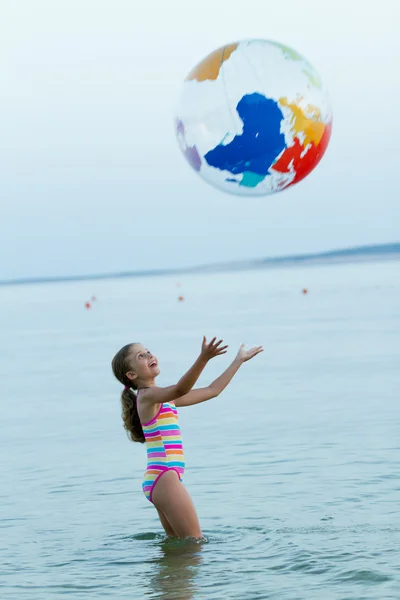 Summer game, young girl playing in the sea — Stock Photo, Image
