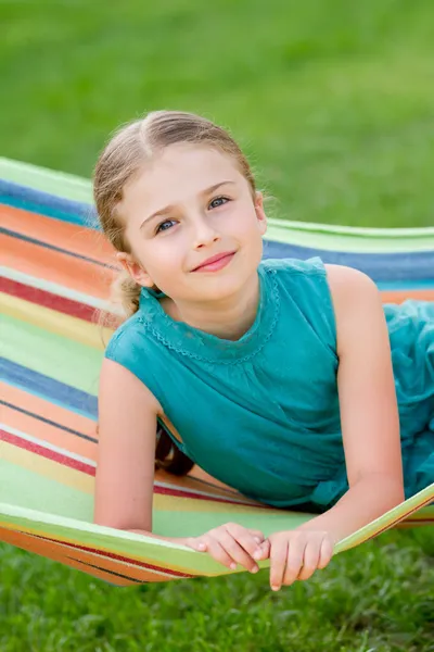 Verão, descanso no jardim - menina encantadora na rede colorida — Fotografia de Stock