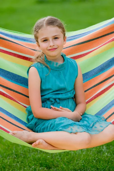 Zomer, rust in de tuin - mooi meisje in kleurrijke hangmat — Stockfoto