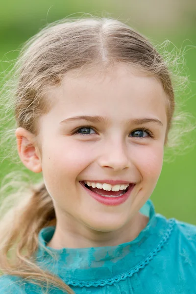 Šťastné dítě - venkovní portrét roztomilé dívky — Stock fotografie