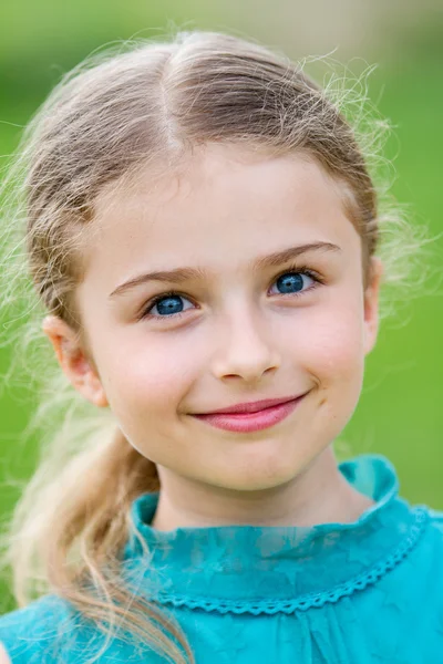 Щаслива дитина - зовнішній портрет чарівної дівчини — стокове фото