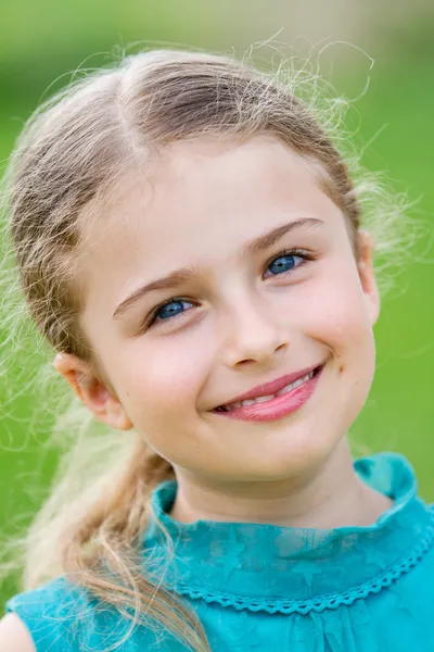 Boldog gyermek - kültéri portré imádnivaló lány — Stock Fotó