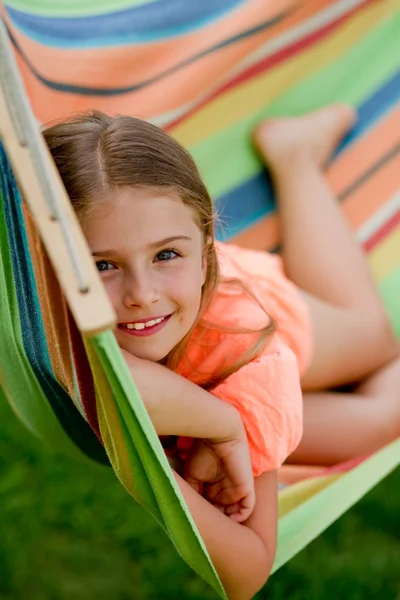 Verão, descanso no jardim - menina encantadora na rede colorida — Fotografia de Stock