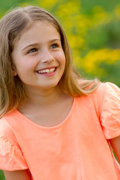 Criança feliz - retrato ao ar livre de menina adorável — Fotografia de Stock