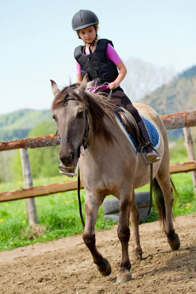 Jízda na koních, jezdecké dívka — Stock fotografie