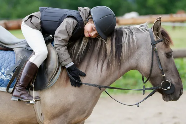 骑马，骑马的女孩 免版税图库照片