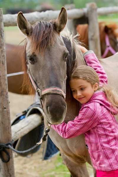 牧場牧場で馬と素敵な女の子 — ストック写真