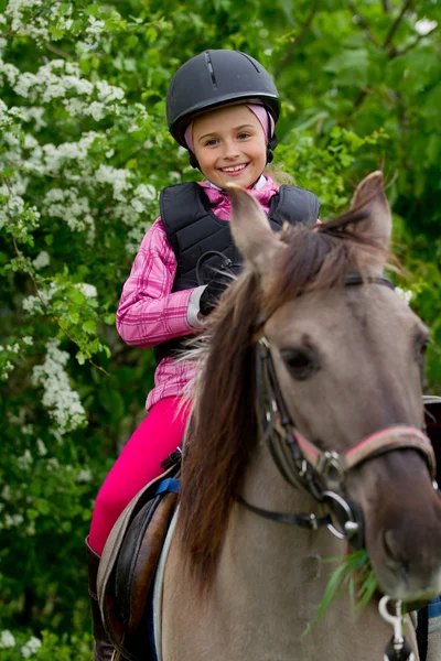 Jazda konna, jeździectwo dziewczyna — Zdjęcie stockowe