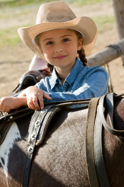 Ranch - reizendes Mädchen mit Pferd auf der Ranch — Stockfoto