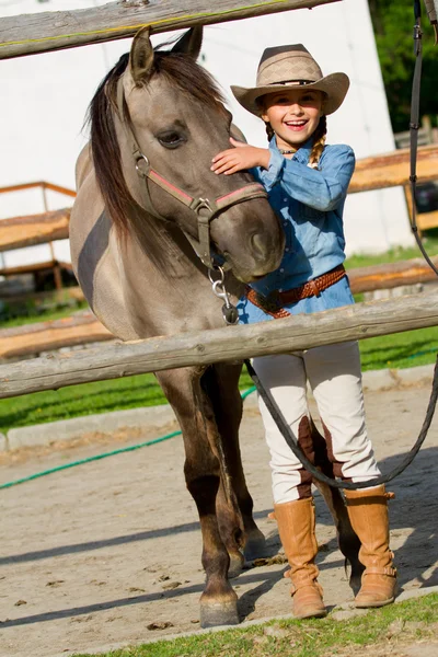 Rancho - Chica encantadora con caballo en el rancho — Foto de Stock