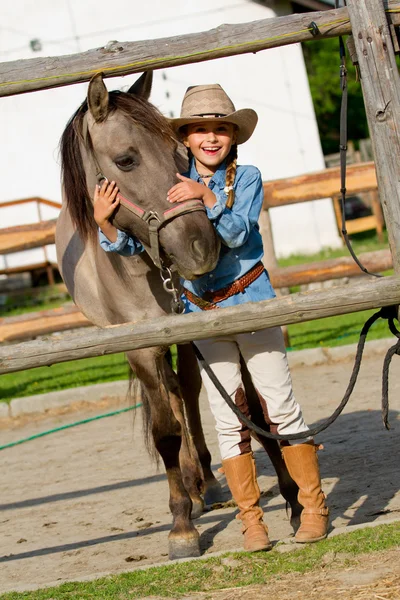 Ranch - mooi meisje met paard op de ranch — Stockfoto