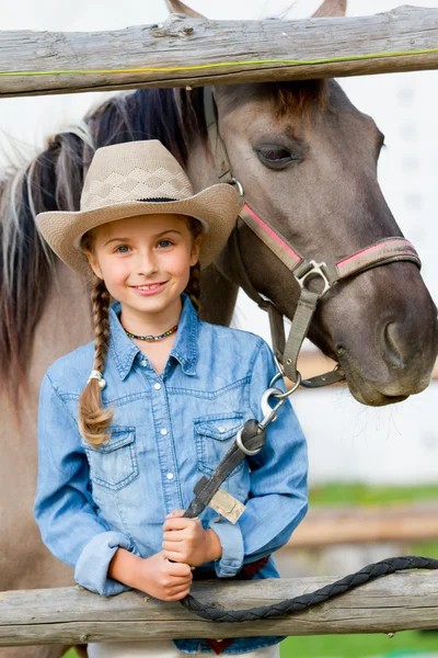牧场-马的牧场上可爱的女孩 — 图库照片