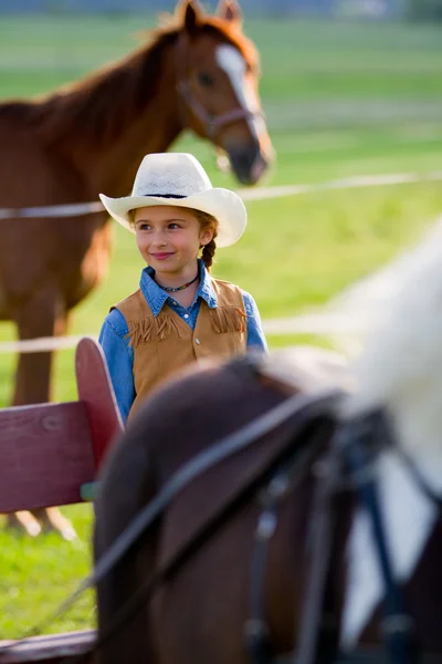 Ranč - krásná dívka s koněm na ranči — Stock fotografie