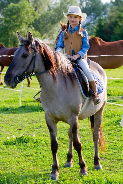 骑马-可爱女牛仔骑一匹马 — 图库照片