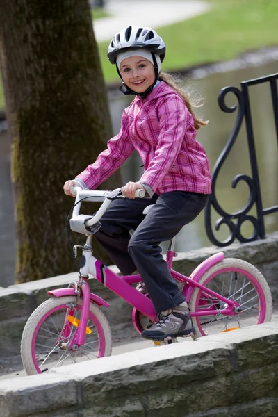 Весеннее катание на велосипеде - любимое занятие на экскурсии в парке — стоковое фото