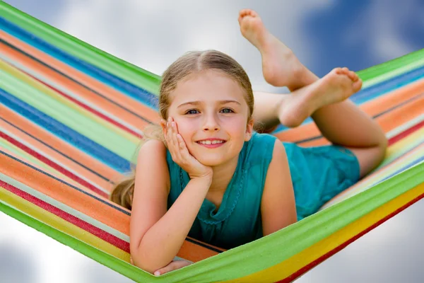 Vacaciones de verano - chica encantadora en hamaca colorida — Foto de Stock